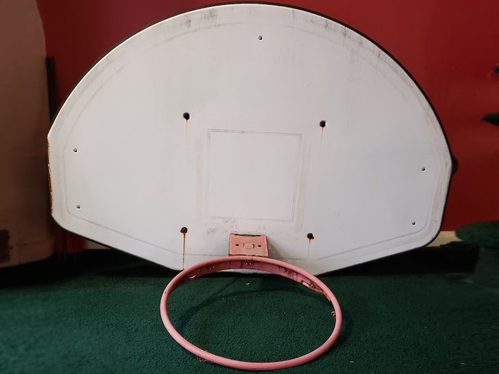 CHILDHOOD HOOP SET OF KOBE BRYANT WILL BE AUCTIONED.
