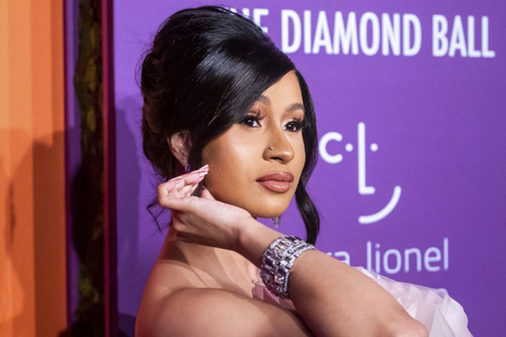 IN FRONT OF KULTURE, CARDI B DEFENDS HER DECISION TO NOT PLAY “WAP”