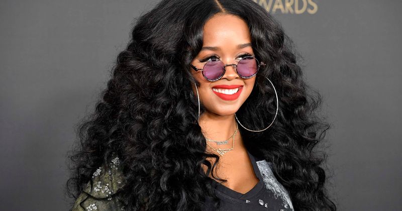 In partnership with Lenny Kravitz and Travis Barker, H.E.R. will close the 2022 Grammy Awards