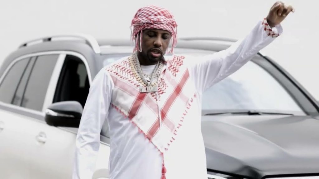 In his latest video, Fabolous gives viewers a 