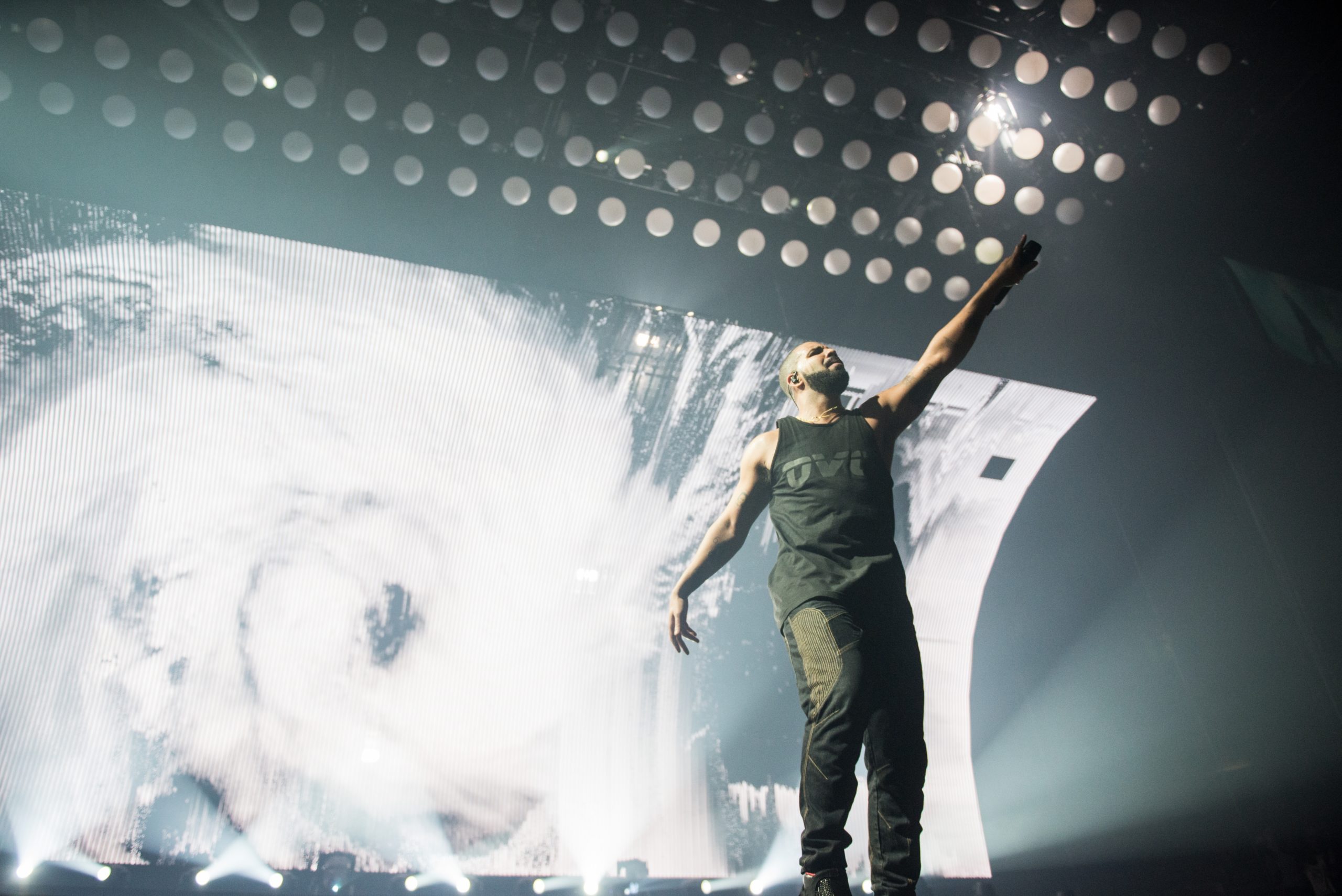 Drake Takes a Generous Step: Offers to Cover Fan's Divorce Expenses during Newark Concert